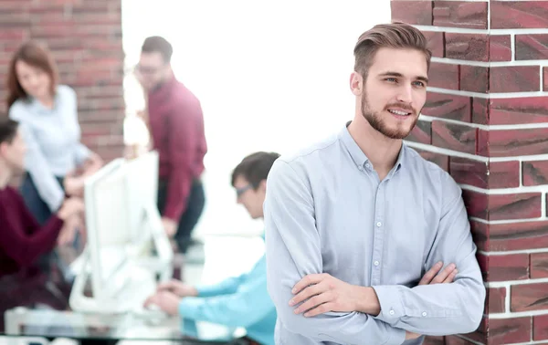 Guapo sonriente confiado retrato de hombre de negocios. —  Fotos de Stock