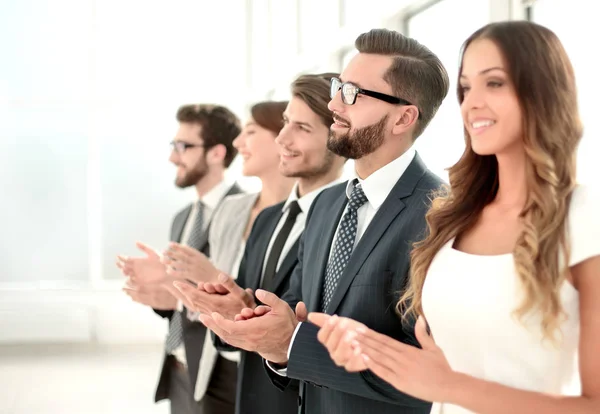 Team di lavoro applaudire a qualcuno mentre in piedi in ufficio . — Foto Stock