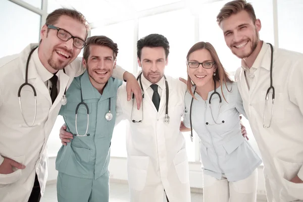 Photo de jeune équipe ou groupe de médecins — Photo