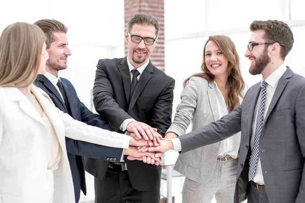 Equipe de negócios de sucesso colocando suas palmas juntos — Fotografia de Stock