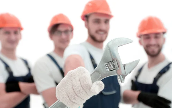 Fechar. a chave nas mãos dos construtores — Fotografia de Stock