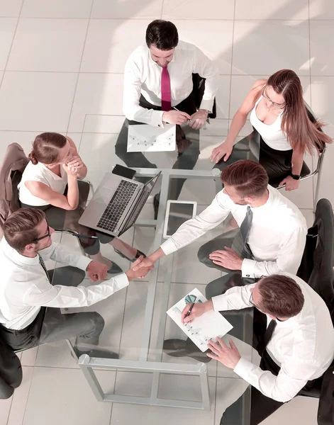 Equipo de negocios discutiendo juntos planes de negocio —  Fotos de Stock