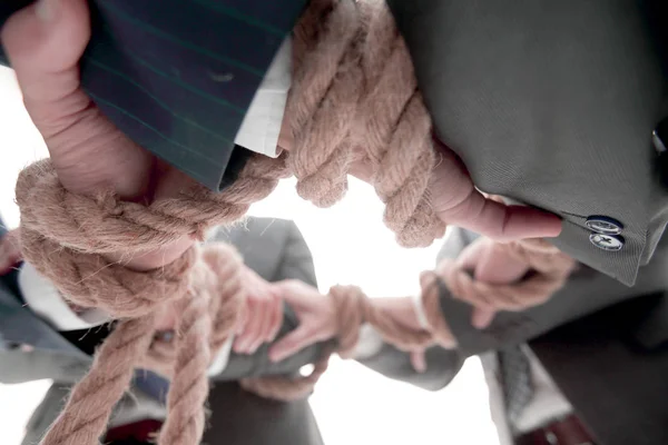 Closeup.business equipe segurando corda formando um círculo — Fotografia de Stock
