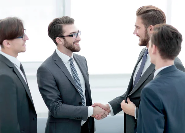 Handskakning affärsmän på kontoret. — Stockfoto