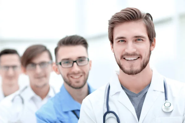 Група лікарів, що стоять в медичному кабінеті — стокове фото