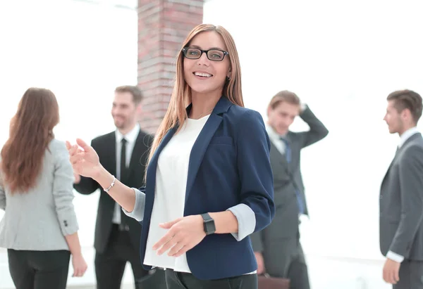 Cumprimentando gesto mulher de negócios sorrindo — Fotografia de Stock