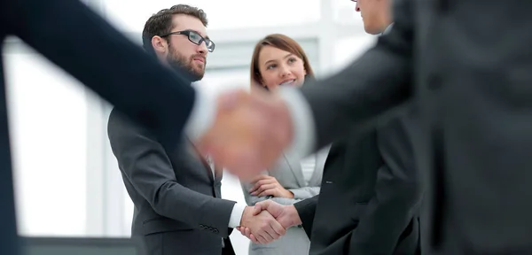 Conceito de parceira.aperto de mão das empresas — Fotografia de Stock