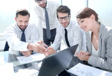 dizüstü ekran toplantısında işaret patron