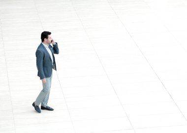 çok away.businessman bir smartphone ile ileri hareket ediyor