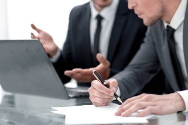 Ofiste kağıda yazı yazan iş kadını.