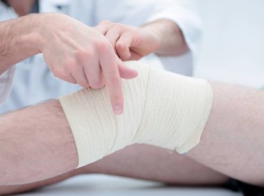 Doktor hastanın hastanede bacak sarmak orta bölümünde