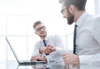 yan view.business meslektaşları işyerinde tokalaşırken