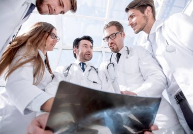 terapist ve meslektaşları hastalar x-ray görüşüyorlar