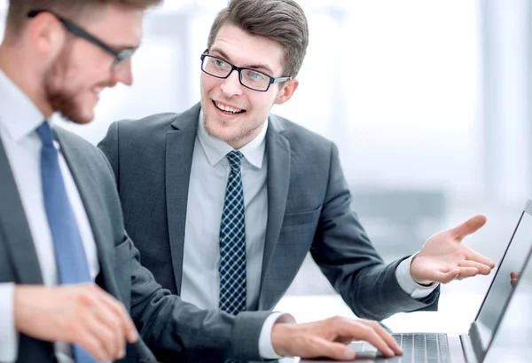 Close up.Kollegen diskutieren Informationen mit einem Laptop — Stockfoto