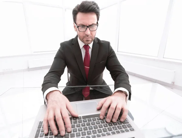 Fechar up.businessman digitação no teclado do laptop . — Fotografia de Stock