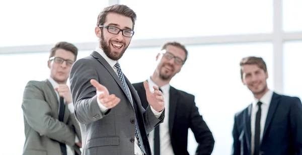 Sorridente empresário de pé no escritório — Fotografia de Stock