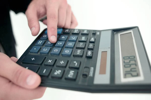 Close up.the empresário usa a calculadora . — Fotografia de Stock