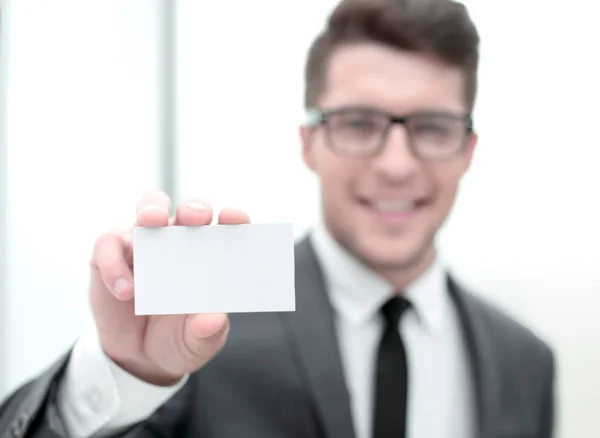 Primo piano uomo d'affari di successo mostrando il suo biglietto da visita — Foto Stock