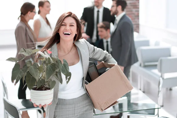 Feliz joven mujer de negocios de pie en una nueva oficina — Foto de Stock