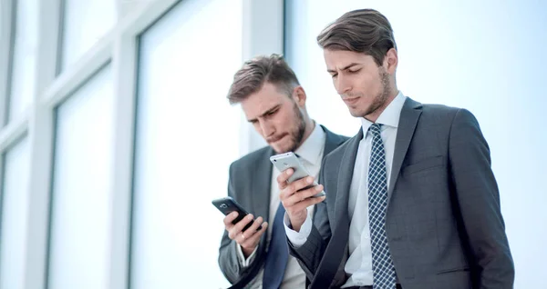 Affärskollegor sitter i korridoren av office — Stockfoto