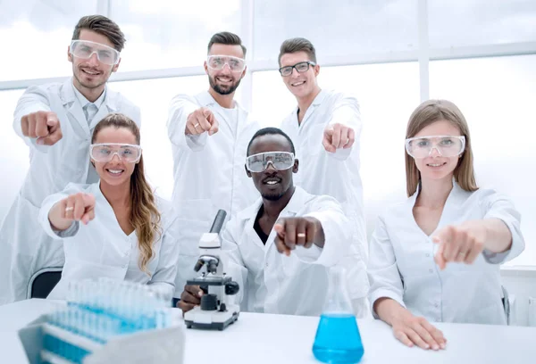 Grupo de jóvenes científicos exitosos posando para la cámara — Foto de Stock