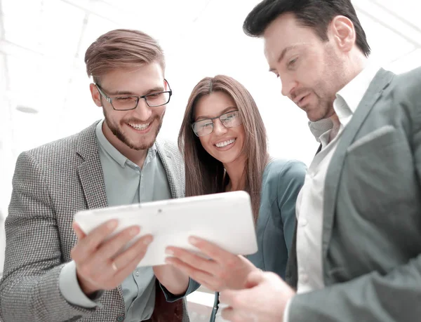 Stäng up.employees använder en digital surfplatta — Stockfoto