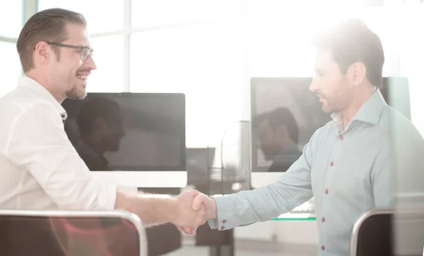 Handshake colleagues in the workplace. — Stock Photo, Image