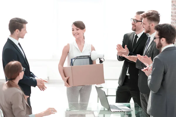 Equipo de negocios aplaude al nuevo empleado —  Fotos de Stock