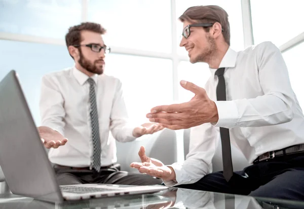 Colegas de negocios discutiendo noticias de Internet —  Fotos de Stock