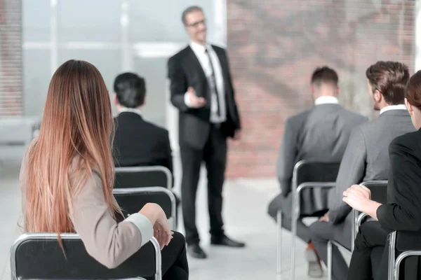 Jovem empresária sentada em uma sala de reuniões — Fotografia de Stock