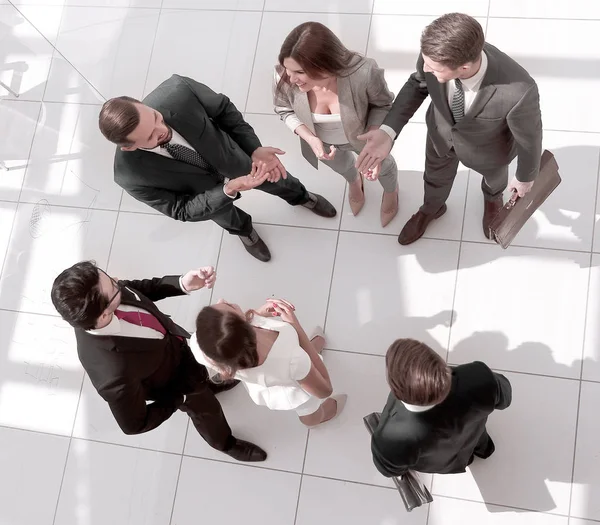 Vista dall'alto. dipendenti che discutono su questioni importanti — Foto Stock