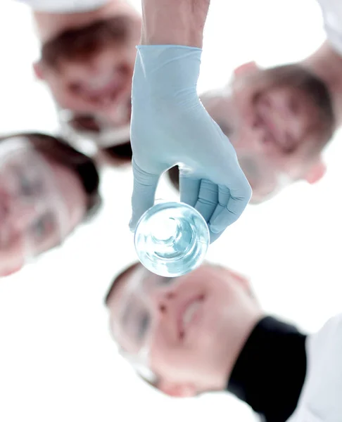 Profesionales sanitarios que trabajan con líquidos en el laboratorio —  Fotos de Stock