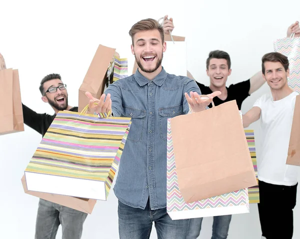 Groupe de jeunes gens joyeux avec des sacs à provisions — Photo