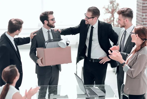 HR Manager introduceert een nieuwe werknemer aan het bedrijf-team — Stockfoto