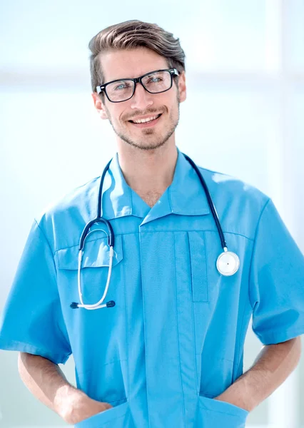 Kirurgen mannen i blå uniform stående i hallen — Stockfoto