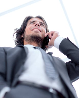 Mobil .isolated beyaz üzerine konuşurken işadamı.