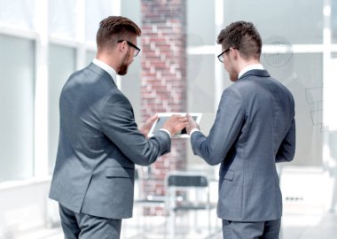 çalışanların dijital tablet kullanma bilgi tartışıyorlar.