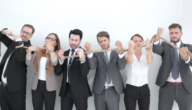 Grup iş adamları güçlü bir ip kırma