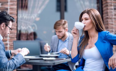 bir fincan kahve, rahat bir kafede bir masada oturan kadınla iş