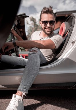 Cabrio arabada oturan up.successful genç adam kapatın