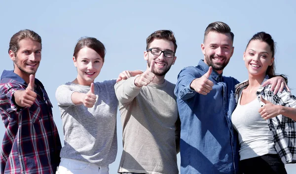 Bir grup genç insan başparmak gösterilmesini — Stok fotoğraf