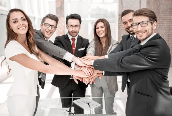 Equipe de negócios feliz juntando as mãos — Fotografia de Stock