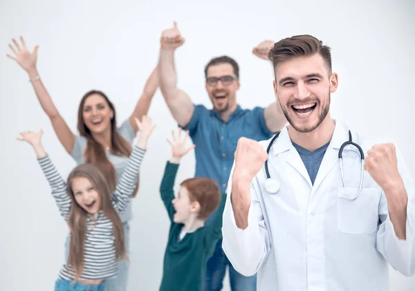 Familia feliz con su médico de familia — Foto de Stock