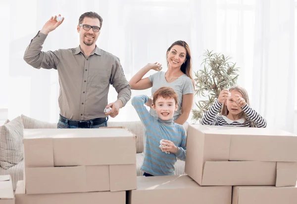 Gelukkige familie staande in nieuw appartement. — Stockfoto