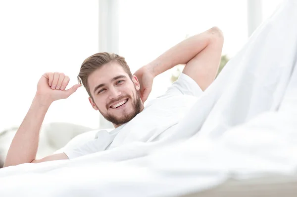 Hombres closeup.merry acostados en el sofá . — Foto de Stock