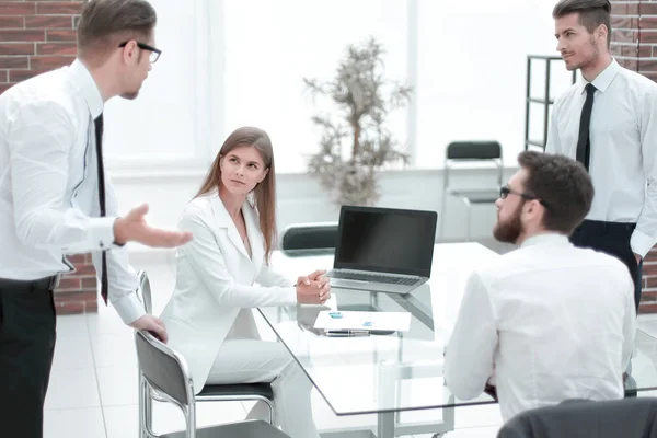 Team aziendale sul posto di lavoro in ufficio — Foto Stock