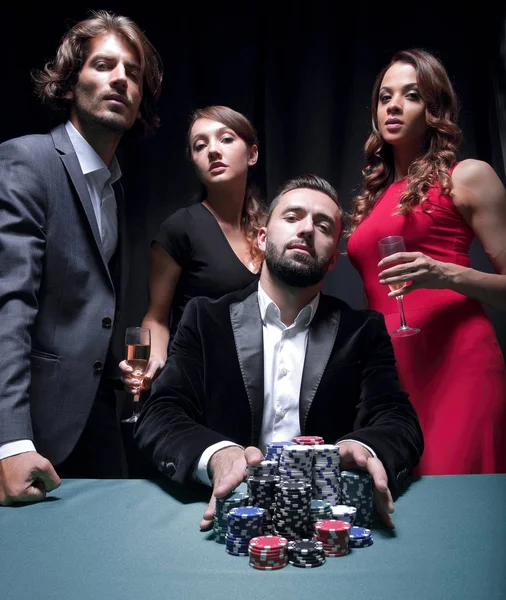 Attraktive junge kaukasische Mann machen Wette im Casino — Stockfoto