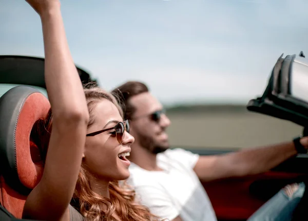 Sluit up.a jonge vrouw met haar vriend in een convertible auto — Stockfoto
