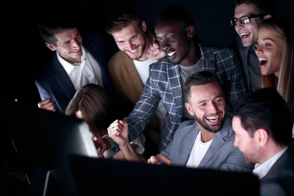 Close-up.Vrolijke zakenmensen kijken naar het computerscherm — Stockfoto