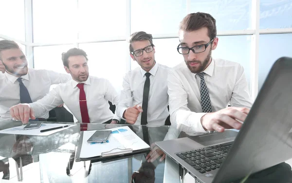 Equipe de negócios discutindo dados financeiros — Fotografia de Stock